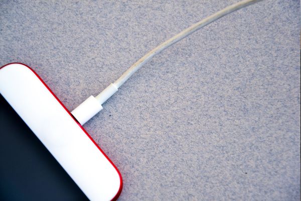 Câble de recharge smartphone à Châteauneuf